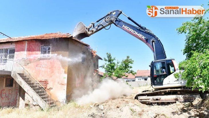 Yeşilyurt Belediyesi metruk evleri yıkıyor