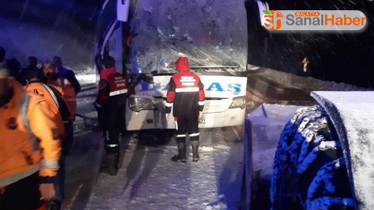 Yolcu otobüsü kar küreme aracıyla çarpıştı:1 ölü