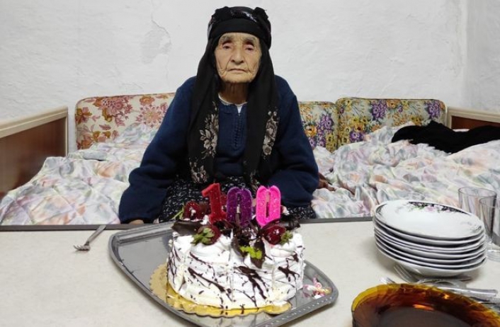100 yaşına giren Esme nine ilk kez doğum günü kutladı
