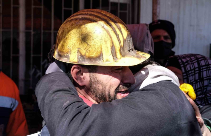 11.günde 248.saatte kurtarılan Aleyna Ölmez´in yakınları madencilere sarılıp ağladı
