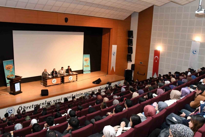 12 Mart İstiklal Marşının Kabulü ve Mehmet Akif Ersoyu Anma Günü konulu panel düzenlendi
