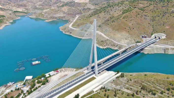 16 şehri birbirine bağlayan ´Fırat´ın gerdanlığı´ Kömürhan Köprüsünü 7 milyondan fazla araç kullandı
