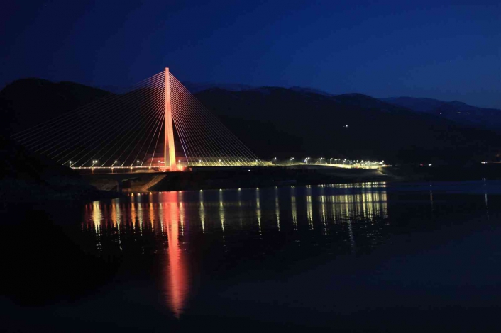 16 şehri birbirine bağlayan Kömürhan Köprüsü ışıklandırmasıyla görsel şölen sunuyor
