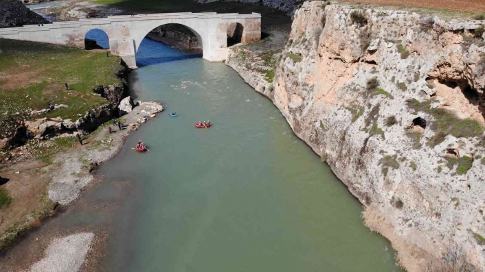 1800 yılık köprünün altında rafting sporu
