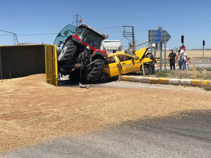 3 kişinin yaralandığı kazada, römorktan dökülen 10 ton buğday karayolunu trafiğe kapattı
