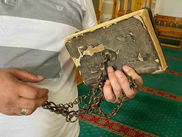 300 yıldır muhafaza edilen Kur´an-ı Kerim´in kapağındaki zincirler dikkat çekiyor
