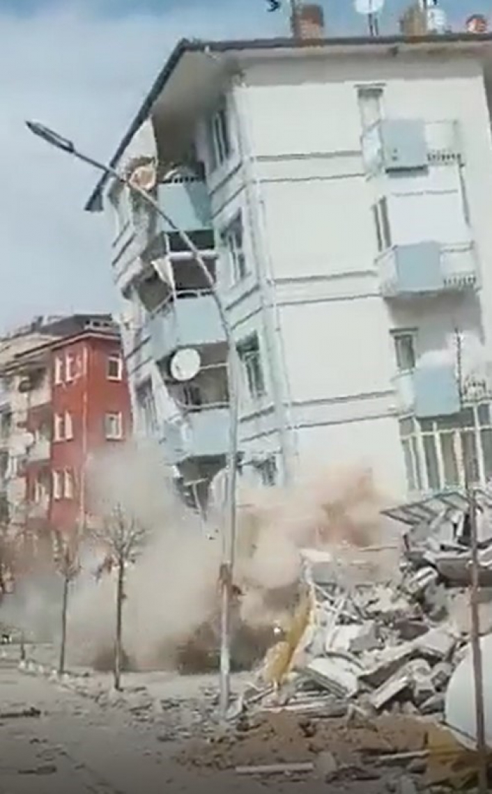 5.6´lık depremde binaların yıkılma anı kameraya yansıdı
