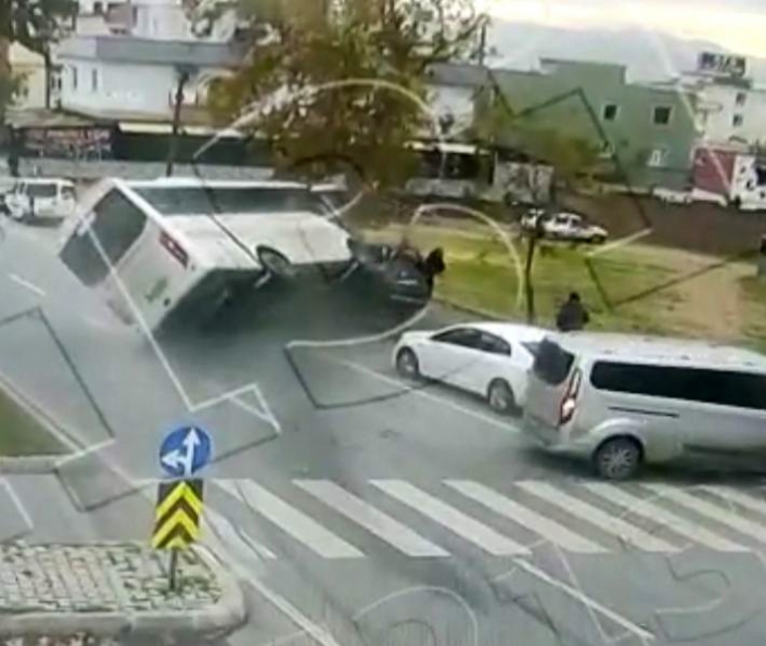 5 aracın karıştığı kazada 10 kişi yaralandı: O anlar kamerada
