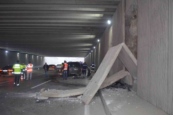 5 araçlı trafik kazasında tünelin beton blokları devrildi
