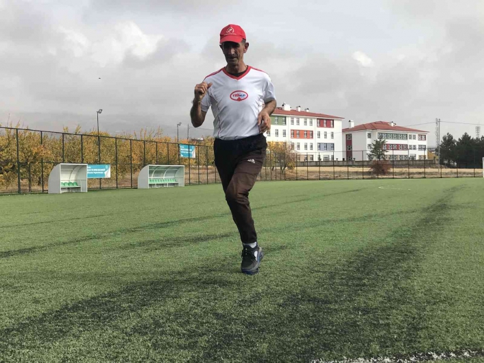 58 yaşındaki muhtar gençlere taş çıkartıyor, günde 20 kilometre koşuyor
