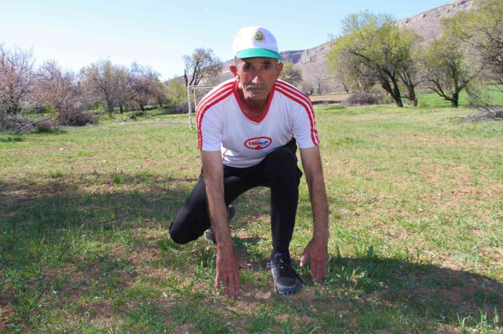 59 yaşında günde 20 kilometre koşarak ultra maratona hazırlanıyor
