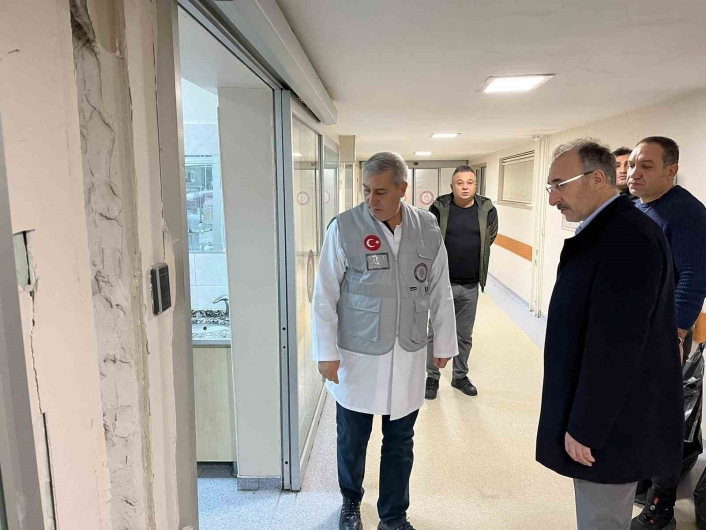 7.4´lük depremde Fırat Üniversitesi Hastanesinde sıva çatlakları oluştu
