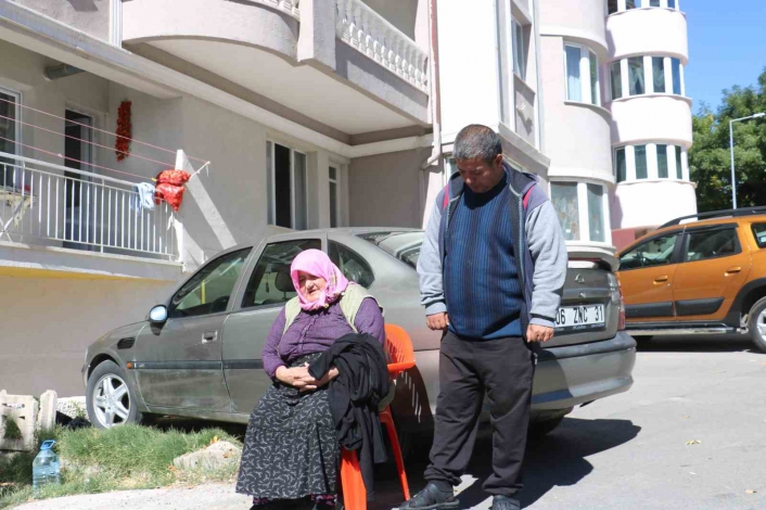 73 yaşındaki kadın engelli oğluyla sokakta kaldı
