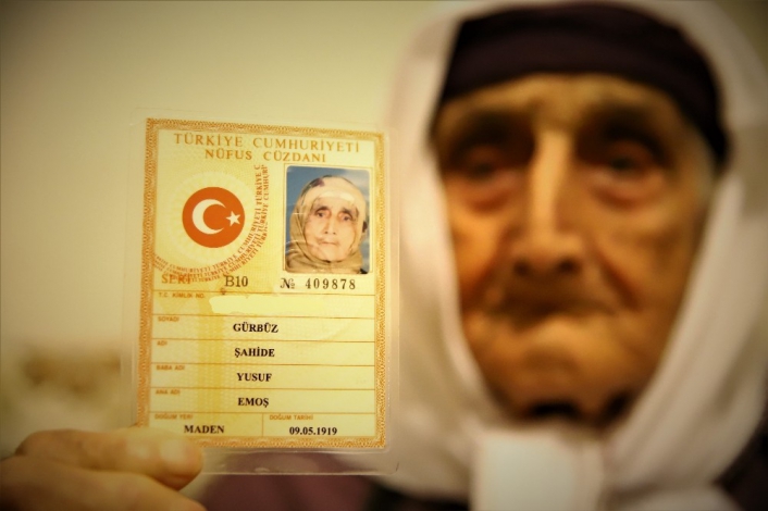 80 torunlu 102 yaşındaki Şahide nine, Covid-19´u evinde yendi
