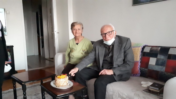 87 yaşındaki öğretmene, öğrencilerinden doğum günü kutlaması
