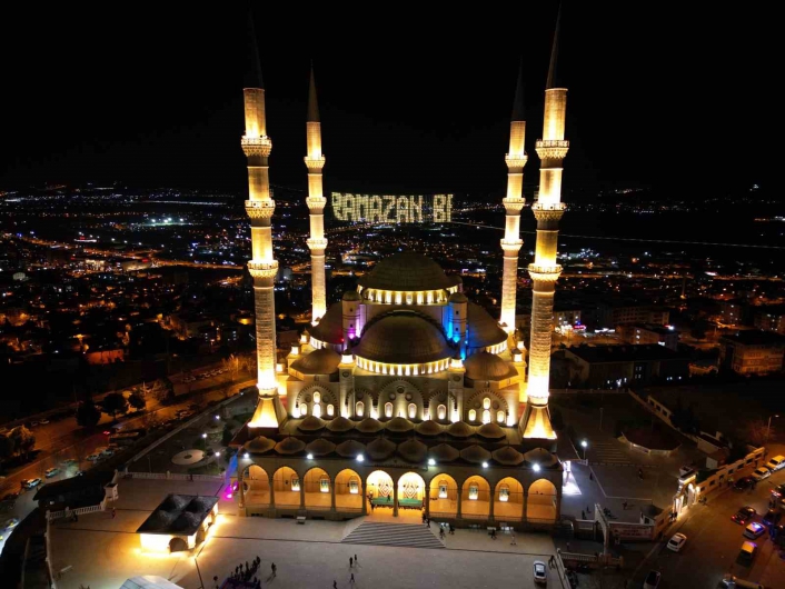 Abdülhamit Han Camii, Ramazanda görenleri mest ediyor
