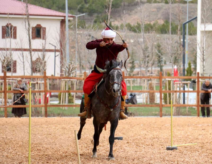 Açılışa gün sayan Hamidiye Kültür Bahçesi´nde atlı okçuluk gösterisi ilgi gördü
