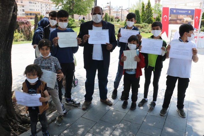 Afgan aile Türk kimliği için gösteri düzenledi
