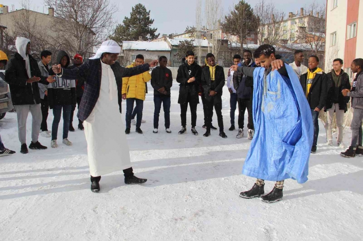 Afrikalı öğrenciler karla tanıştı, mutlulukları görülmeye değerdi
