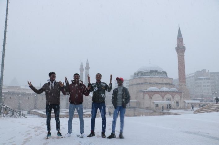 Afrikalı öğrenciler Mart ayında lapa lapa yağan  karın tadını çıkarttılar
