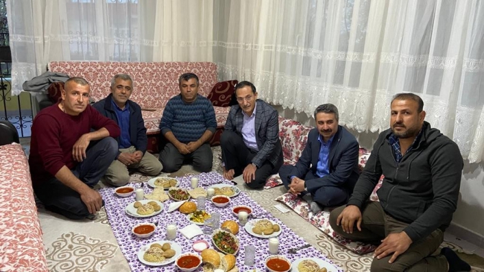 AK Parti heyeti vatandaşların iftar sofrasına misafir oluyor
