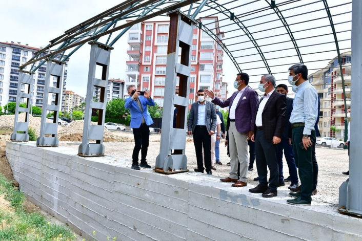 AK Partili Tüfenkci, halı saha inşaat alanını inceledi
