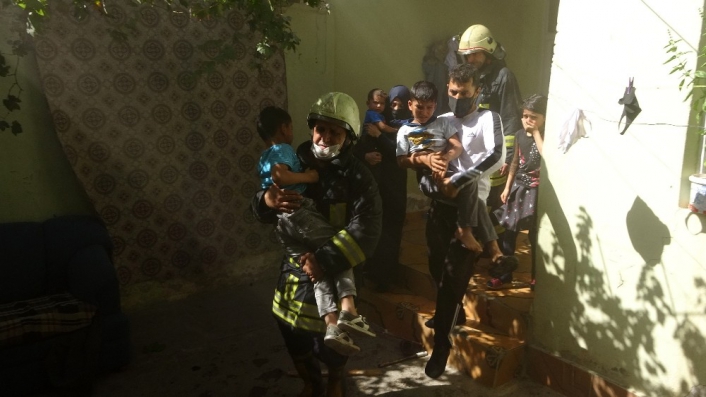 Alevlerin arasına atlayan genç 5 çocuğu kurtardı
