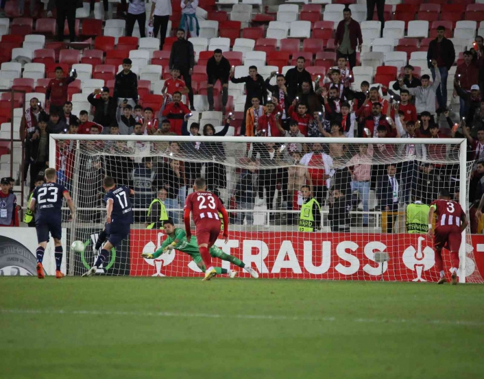 Ali Şaşal Vural 90+2´de penaltı kurtardı
