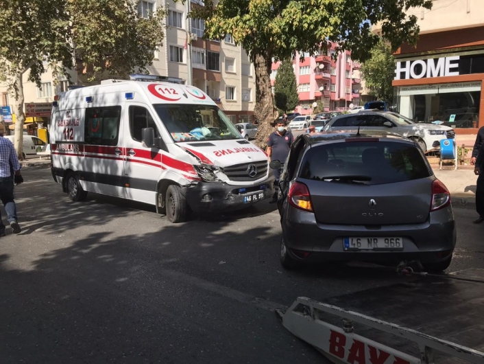 Ambulans otomobile çarptı: 2 sağlıkçı yaralı
