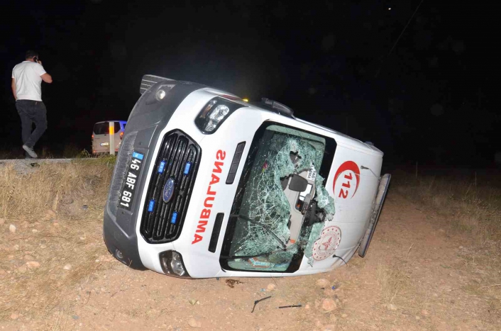 Ambulansın şarampole devrilmesi sonucu 5 kişi yaralandı
