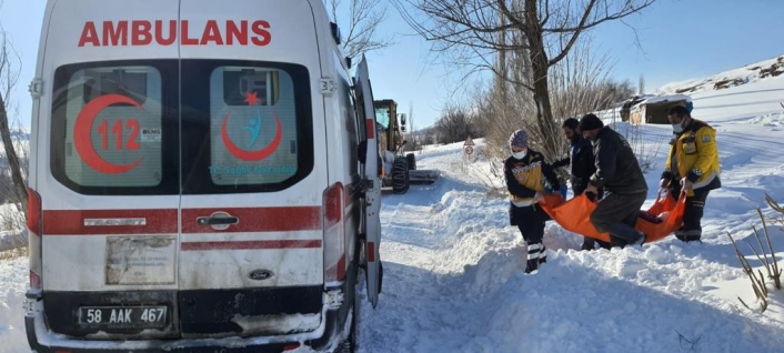 Ambulanslar yolda kaldı, yardımlarına karla mücadele ekipleri koştu
