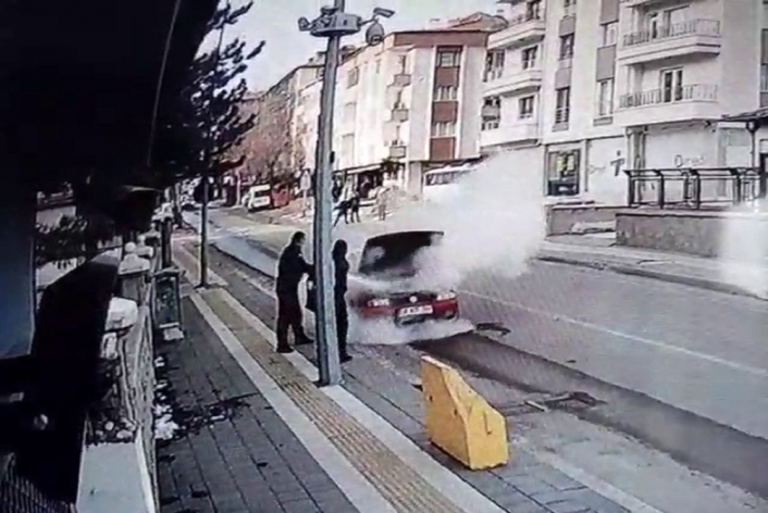 Aracı yanan çaresiz sürücünün yardımına polis yetişti, o anlar güvenlik kamerasına yansıdı
