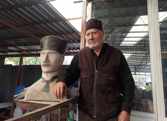 Atatürk sevgisini heykel ve portrelere taşıyor
