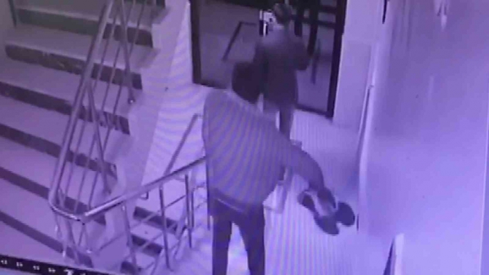 Ayakkabı hırsızları kameraya yakalandı
