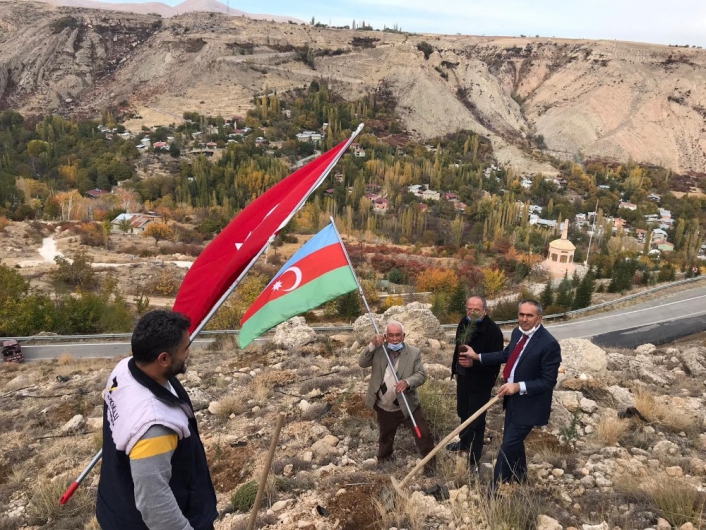 Azerbaycan bayrağı gölgesinde Darende´de fidan dikimi
