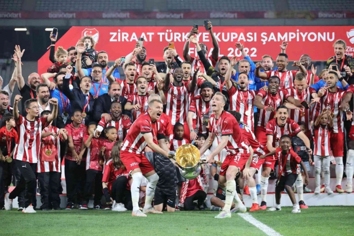 Bakan Kasapoğlu´ndan Sivasspor için tebrik mesajı
