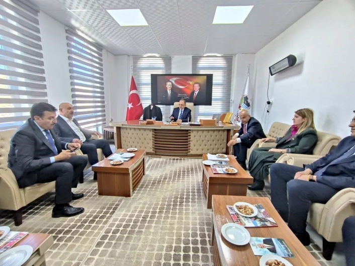 Bakan Özhaseki, Doğanşehir Belediyesini ziyaret etti
