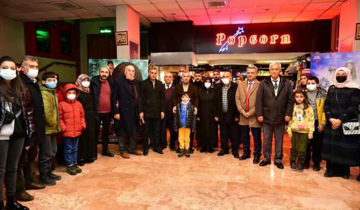 Başkan Çınar, ´Eren´ filmini şehit yakınları ve gazilerle birlikte izledi
