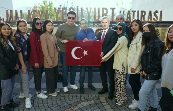 Başkan Çınar, Kazakistanlı akademisyen ve öğrencileri ağırladı

