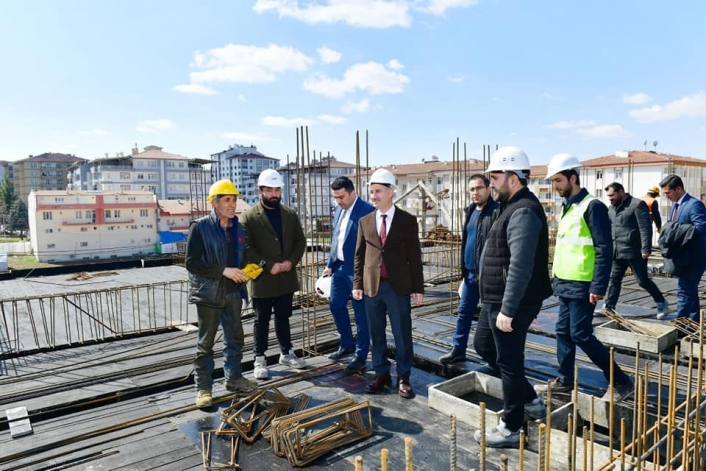 Başkan Çınar, kentsel dönüşüm projesindeki binaları inceledi
