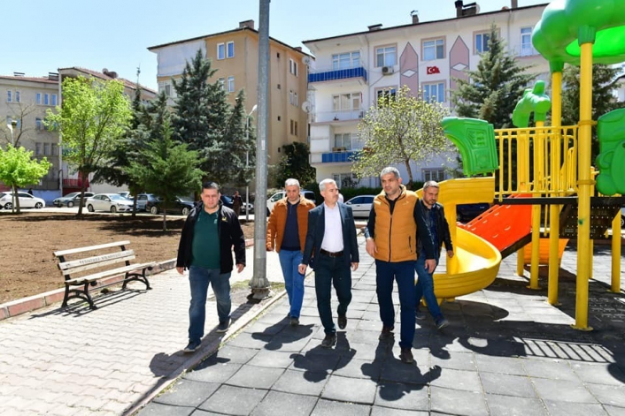 Başkan Çınar, parkta düzenleme ve yenileme çalışmasını inceledi
