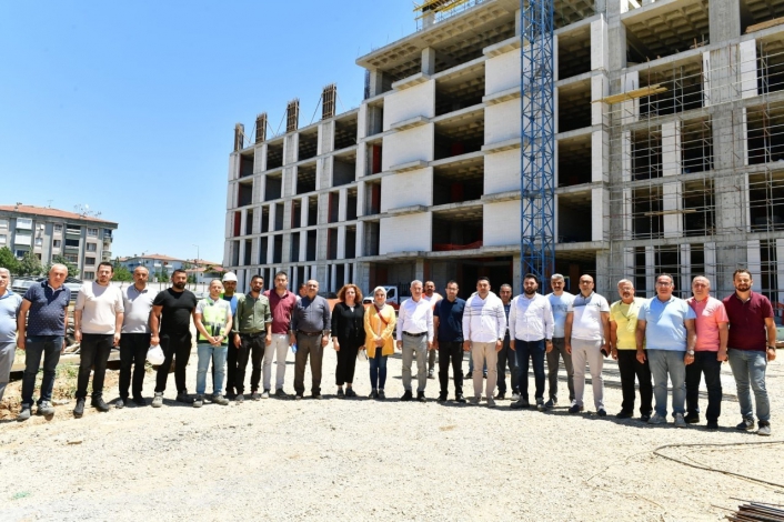 Başkan Çınar, yeni belediye hizmet binası inşaatında çalışan işçilerle bir araya geldi
