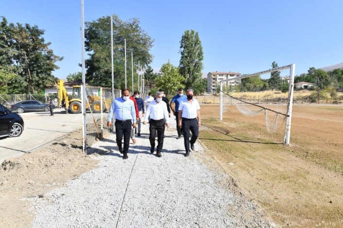 Başkan Çınar, yeni futbol sahasını inceledi
