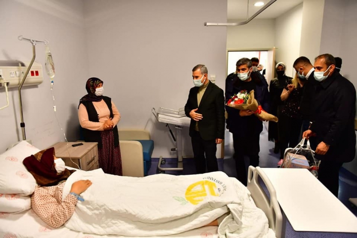 Başkan Çınar, yeni yılın ilk bebeklerini ziyaret etti
