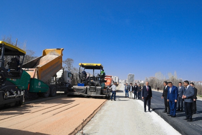 Başkan Gürkan, asfalt çalışmalarının yapıldığı 35 metrelik yolda inceleme yaptı
