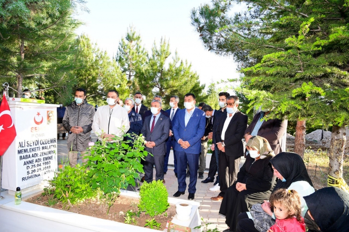 Başkan Gürkan, bayramın ilk gününde şehitliği ziyaret etti
