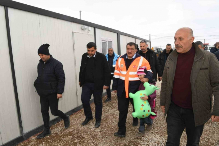 Başkan Gürkan, Doğanşehir´de depremzedeleri ziyaret etti
