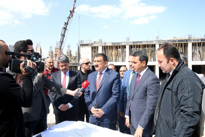 Başkan Gürkan, inşaatı devam eden yemek ve ekmek fabrikalarını gezdi
