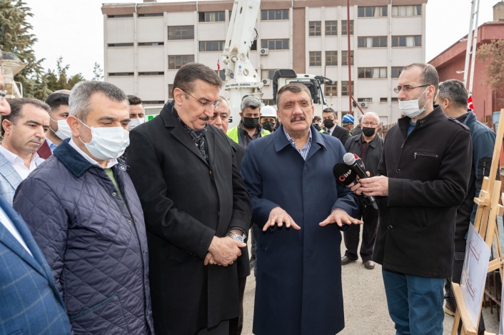 Başkan Gürkan kent meydanındaki çalışmaları inceledi
