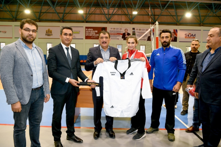 Başkan Gürkan, sporcularıyla bir araya geldi

